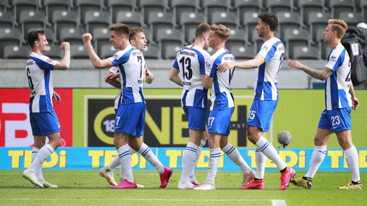 Los futbolistas del Hertha festejan el tanto definitivo de Piatek.