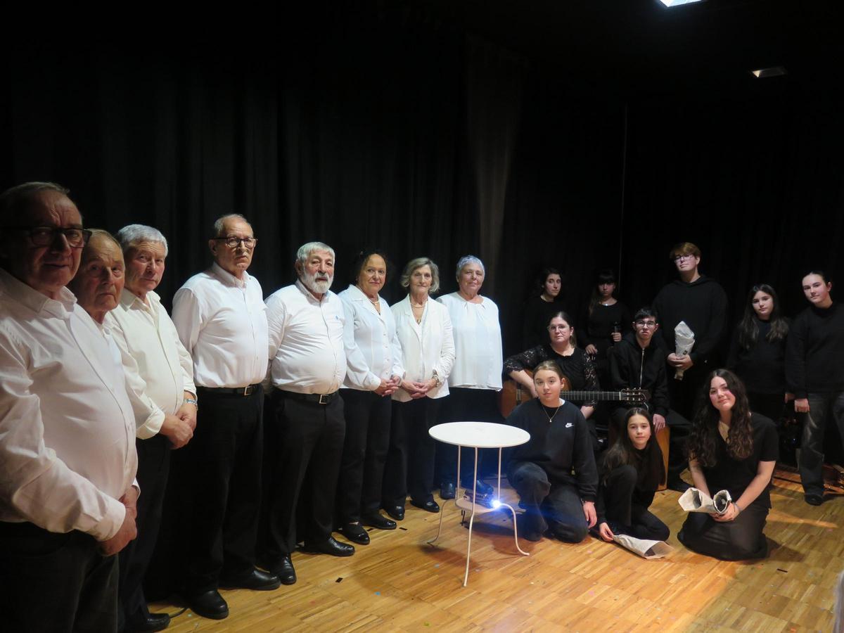 Integrantes del Coro As Salseiras de Caión.