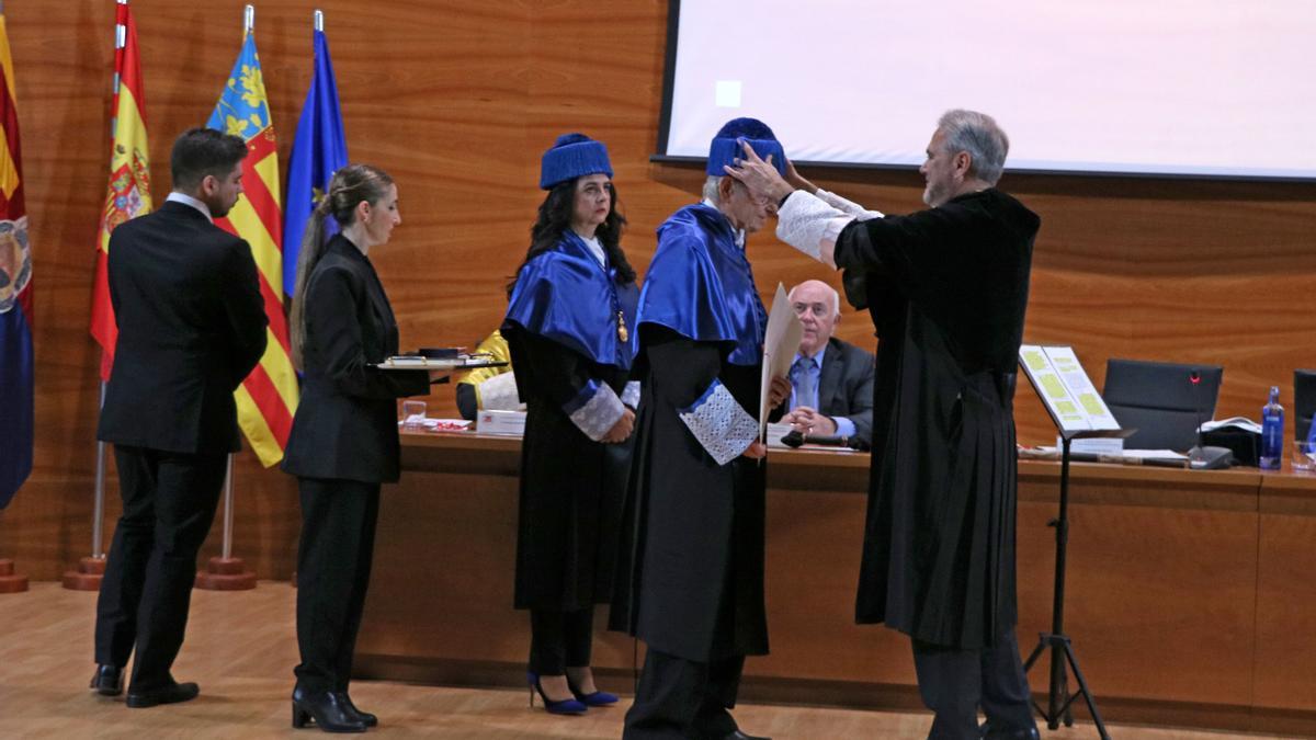 El rector de la UMH, Juan José Ruiz, le impone el birrete al químico Fred Wudl, en presencia de la catedrática Ángela Sastre.