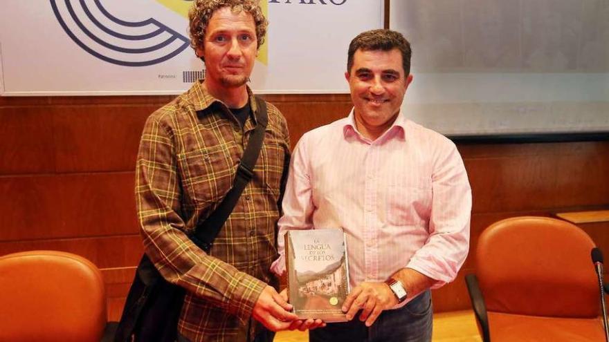 Martín Abrisketa (i.) fue presentado por el periodista José Luis Barreiro.  // Marta G. Brea