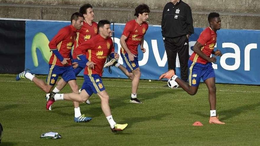 Los internacionales, durante el entrenamiento vespertino. // Efe