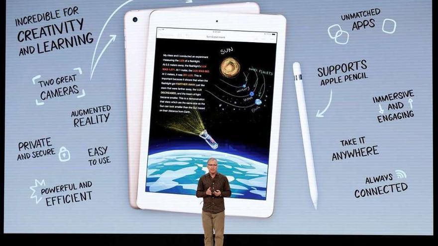 Greg Joswiak, vicepresidente de marketing de producto en Apple, en el acto. // Reuters