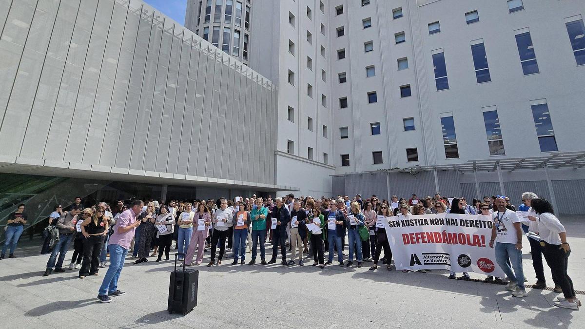 La concentración celebrada este martes ante la Ciudad de la Justicia de Vigo.
