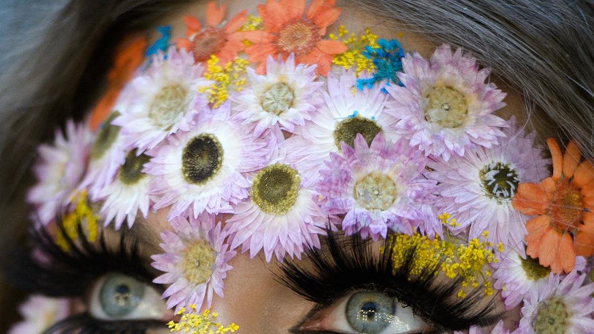 Desfile Maybelline, look con flores