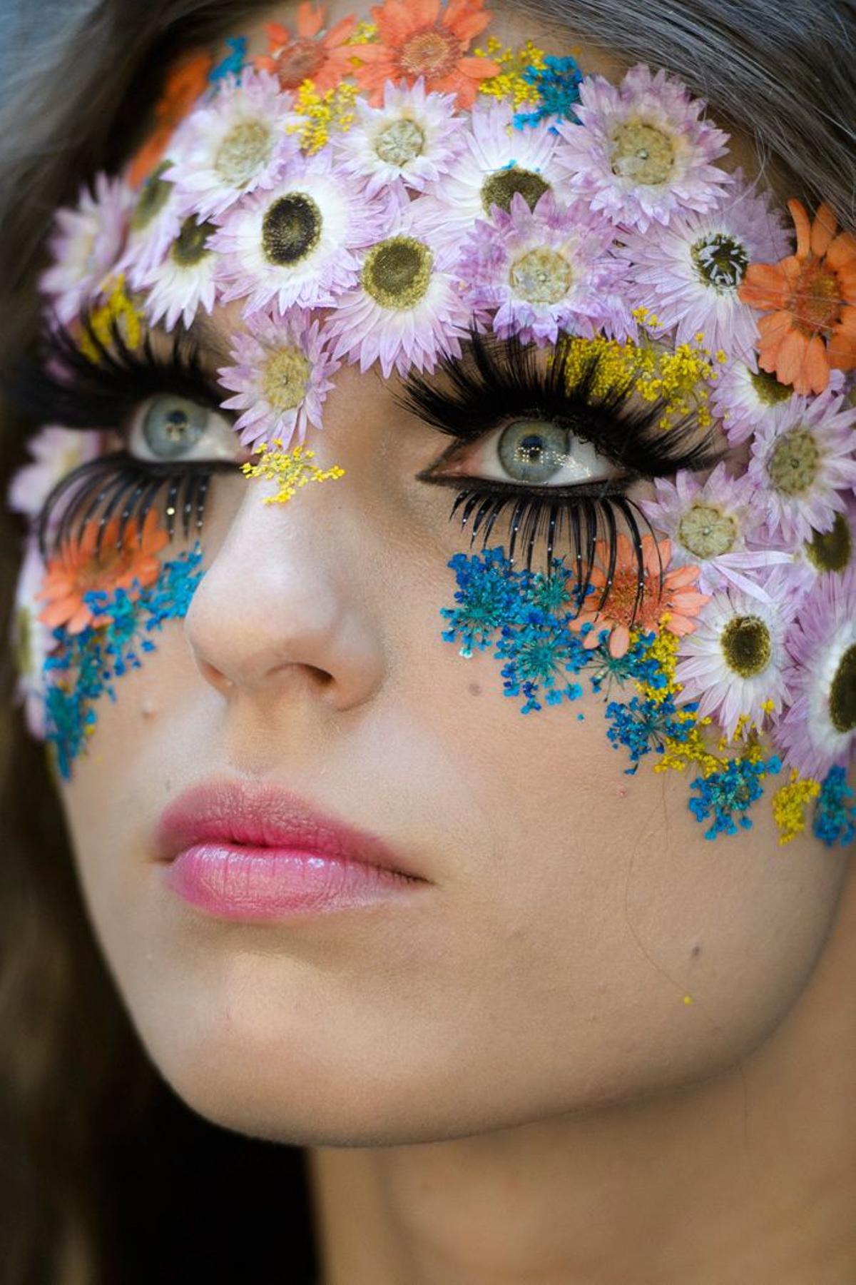 Desfile Maybelline, look con flores