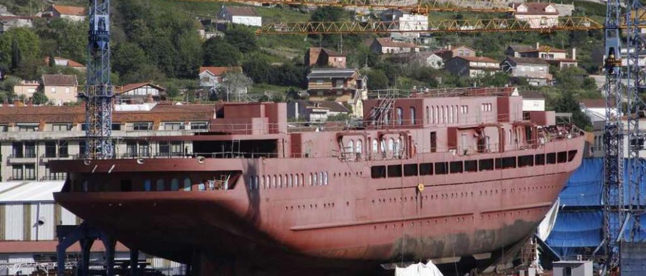 El casco del velero &quot;Sea Cloud Hussar&quot;, en la grada principal del astillero marinense, ayer. // Santos Álvarez