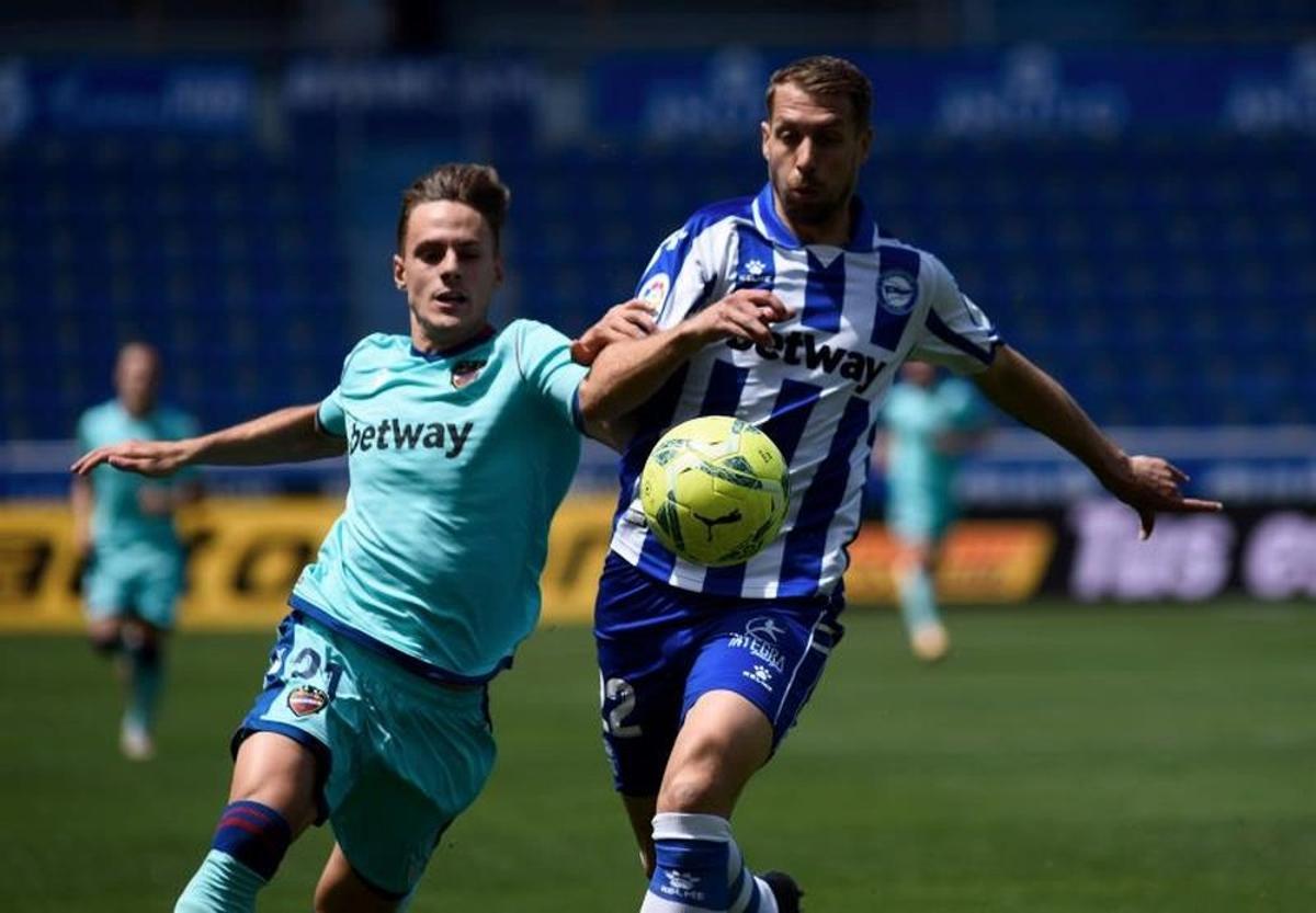 Floriane Lejeune disputa un balón en un Levante-Alavés.