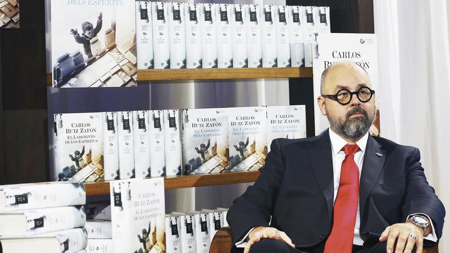 El escritor Carlos Ruiz Zafón, ayer, en Barcelona. // Efe