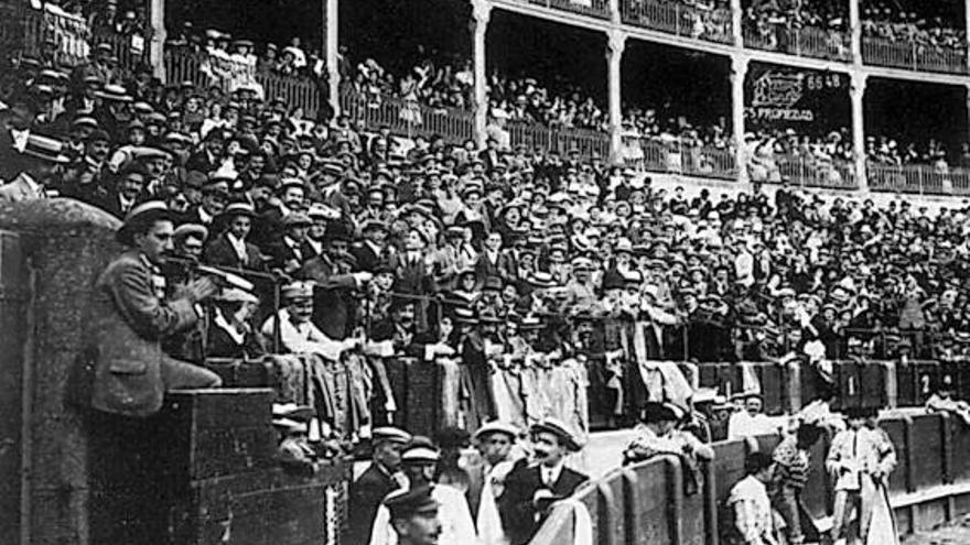 Corrida en la plaza de toros de A Coruña, a principios del siglo XX. / la opinión