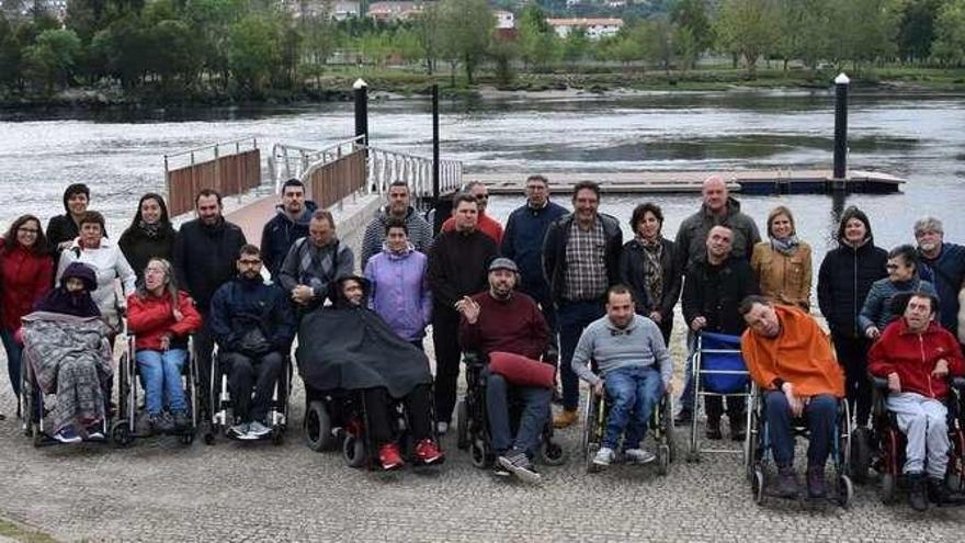 Nava Castro, Sandra González, Miguel Pazo, miembros del club Sen Amarras y de Vontade. // C. T.