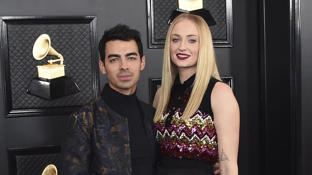 Joe Jonas y Sophie Turner en la alfombra roja de los 'Grammy 2020'