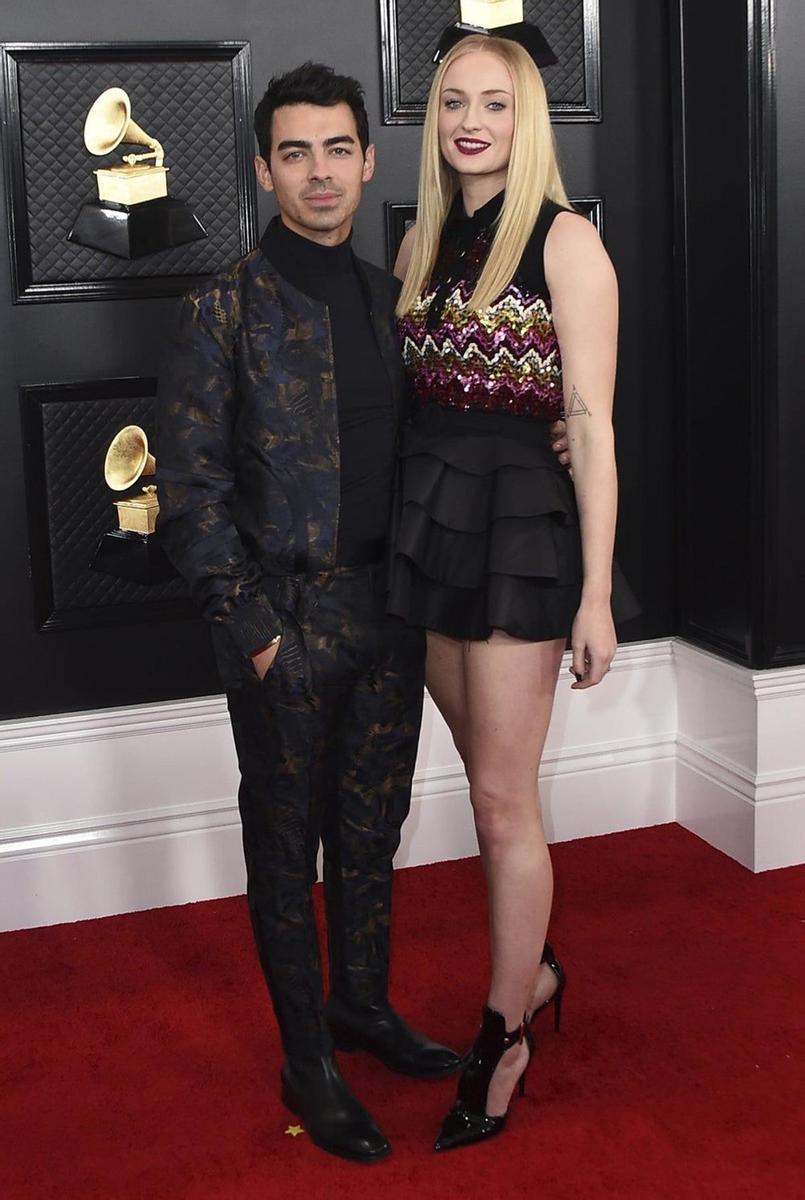 Joe Jonas y Sophie Turner en la alfombra roja de los 'Grammy 2020'