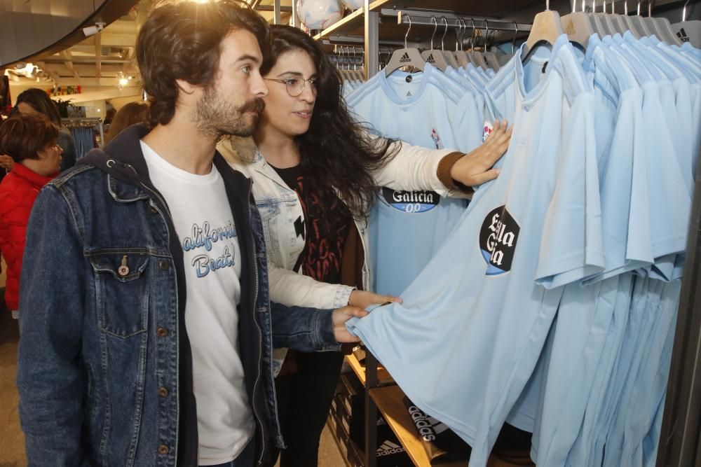 El Celta regala en mercados y transportes la nueva equipación.