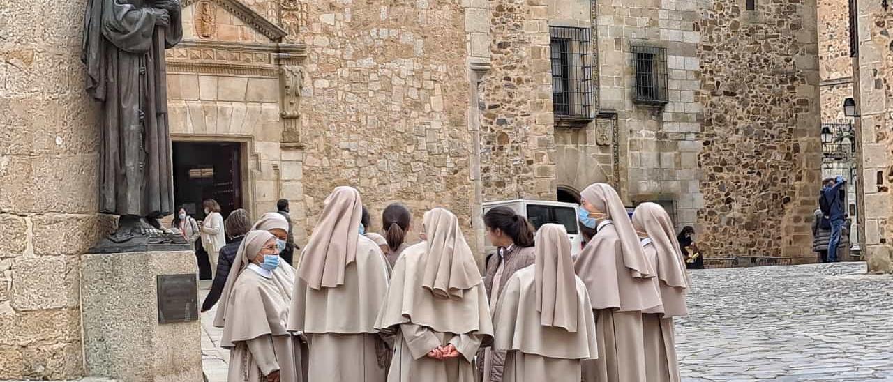 Miembros de una congregación de Galapagar, de turismo ayer en la plaza de Santa María de Cáceres.