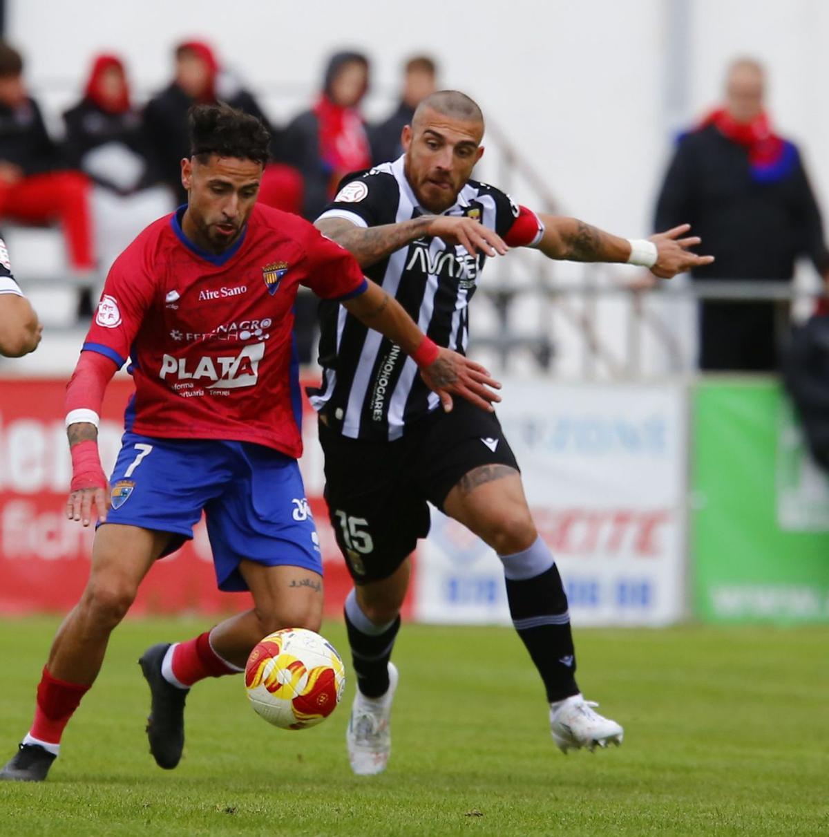 Fran Vélez, durante una acción del encuentro en Teruel, en el que terminó lesionado. | LOF