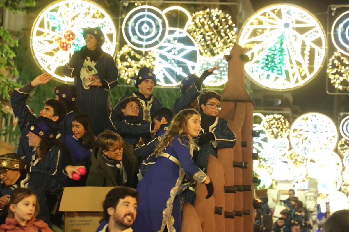 Alicante desafía las bajas temperaturas para ver la Cabalgata de Reyes Magos