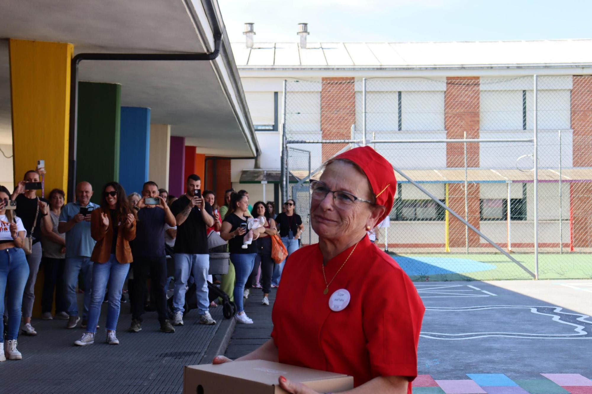 El homenaje a Rosa Isorna Portugués, que se jubila a los 72 años después de 46 ejerciendo como cocinera y «segunda madre» en el CPI Progreso de Catoira.