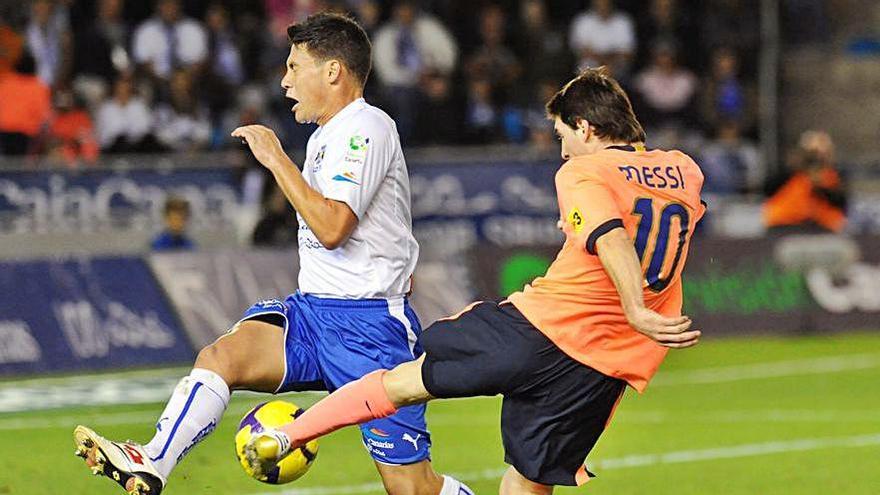 Pablo Sicilia intentando tapar el disparo de Messi.