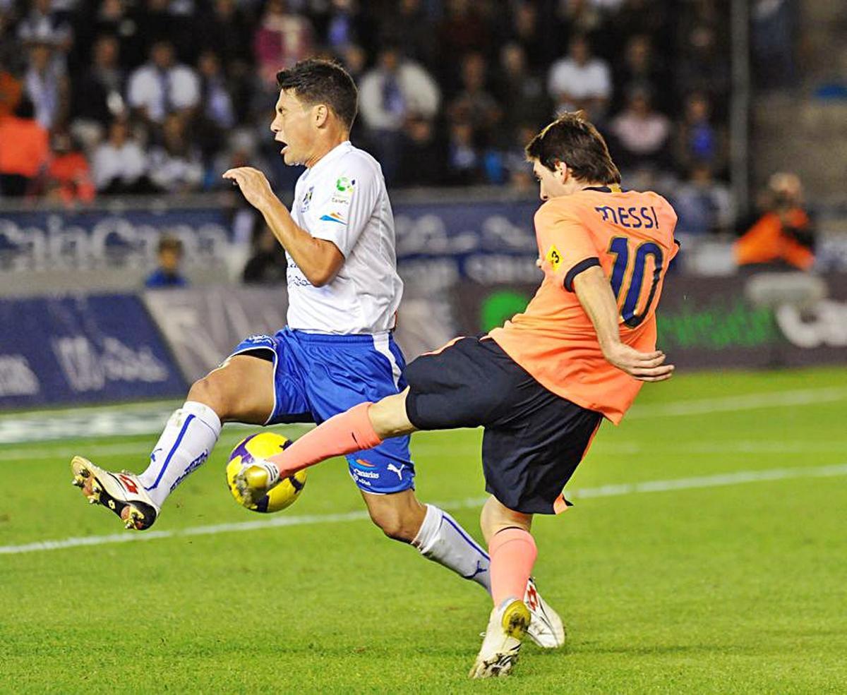 Pablo Sicilia intentando tapar el disparo de Messi.