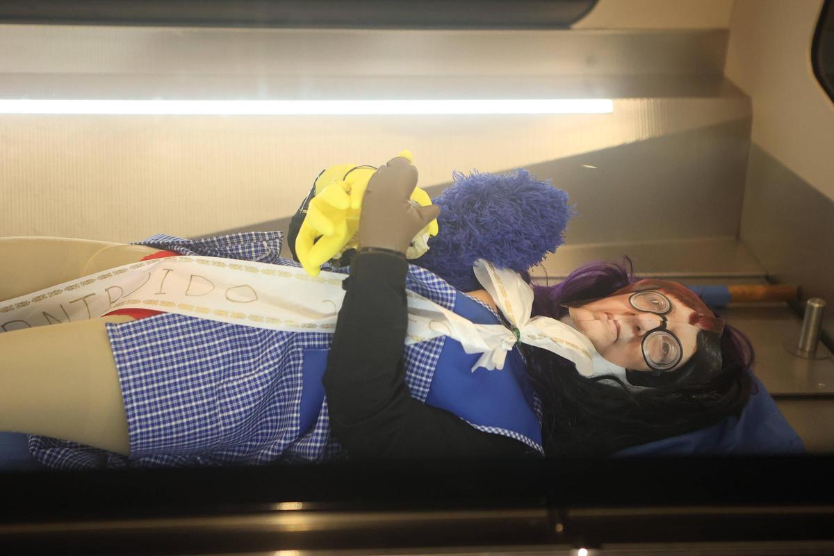 A Coruña llora el fin del Entroido en el entierro de la sardina