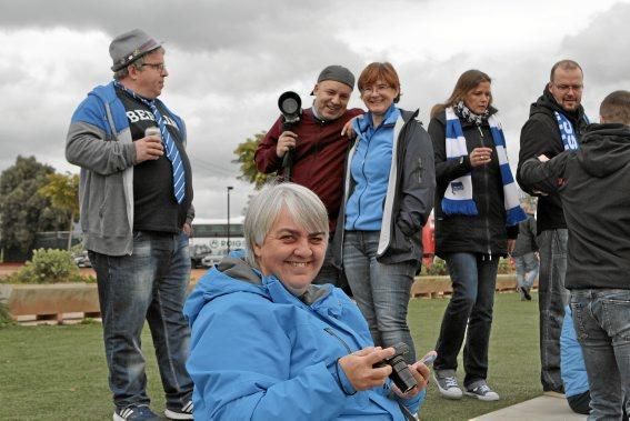 Hertha-Fans schauen beim Training zu.