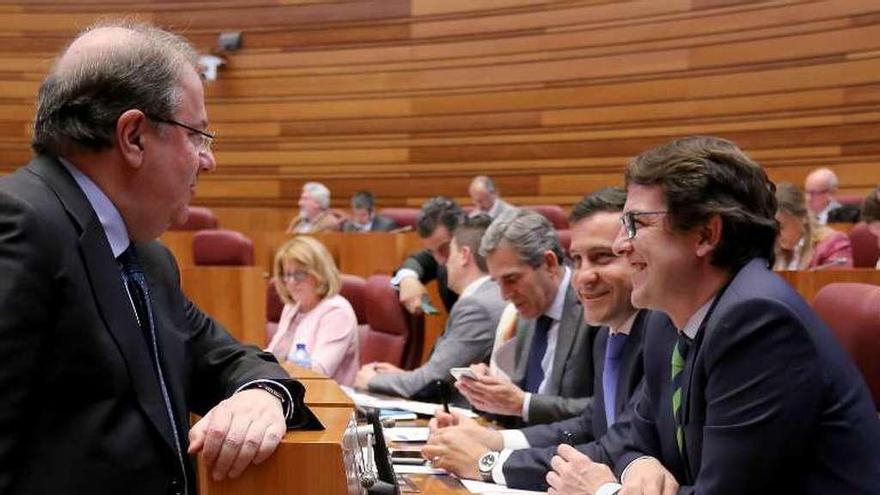 Herrera conversa con Alfonso Mañueco durante el Pleno.