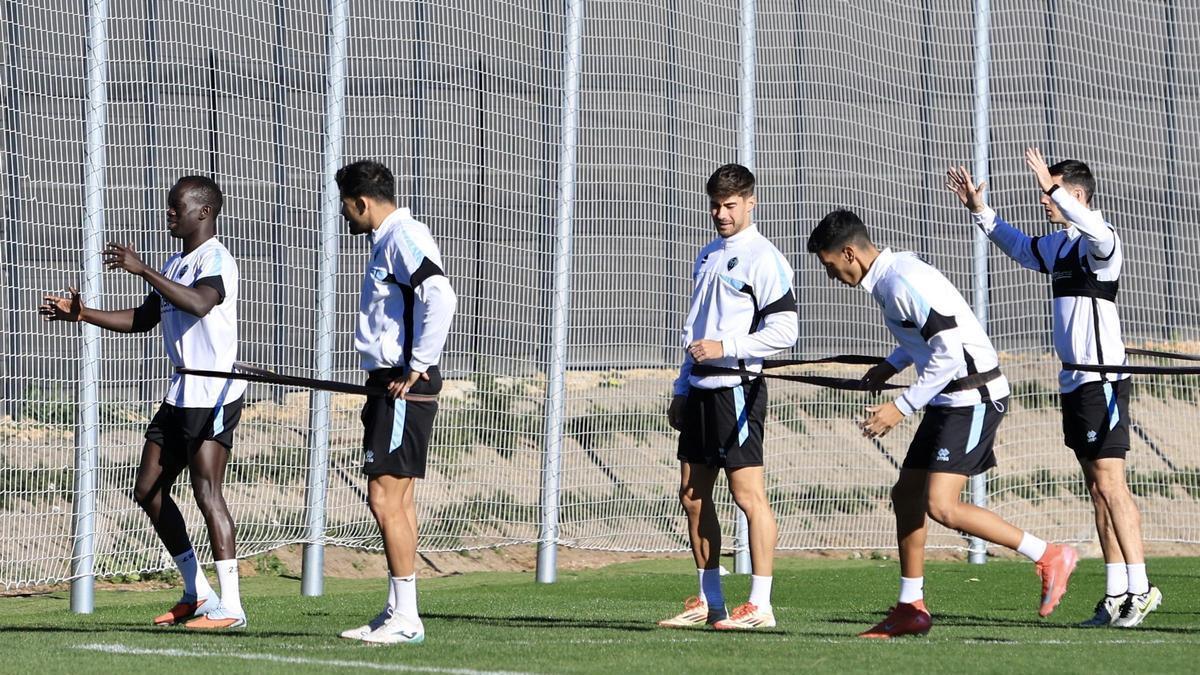 Fadel, segundo por la derecha, durante un entrenamiento del primer equipo del CD Castellón en la ciudad deportiva Globeenergy.