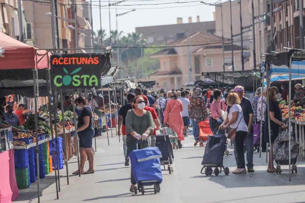 Control de temperatura en el mercadillo de Callosa de Segura por parte de la Policía Local