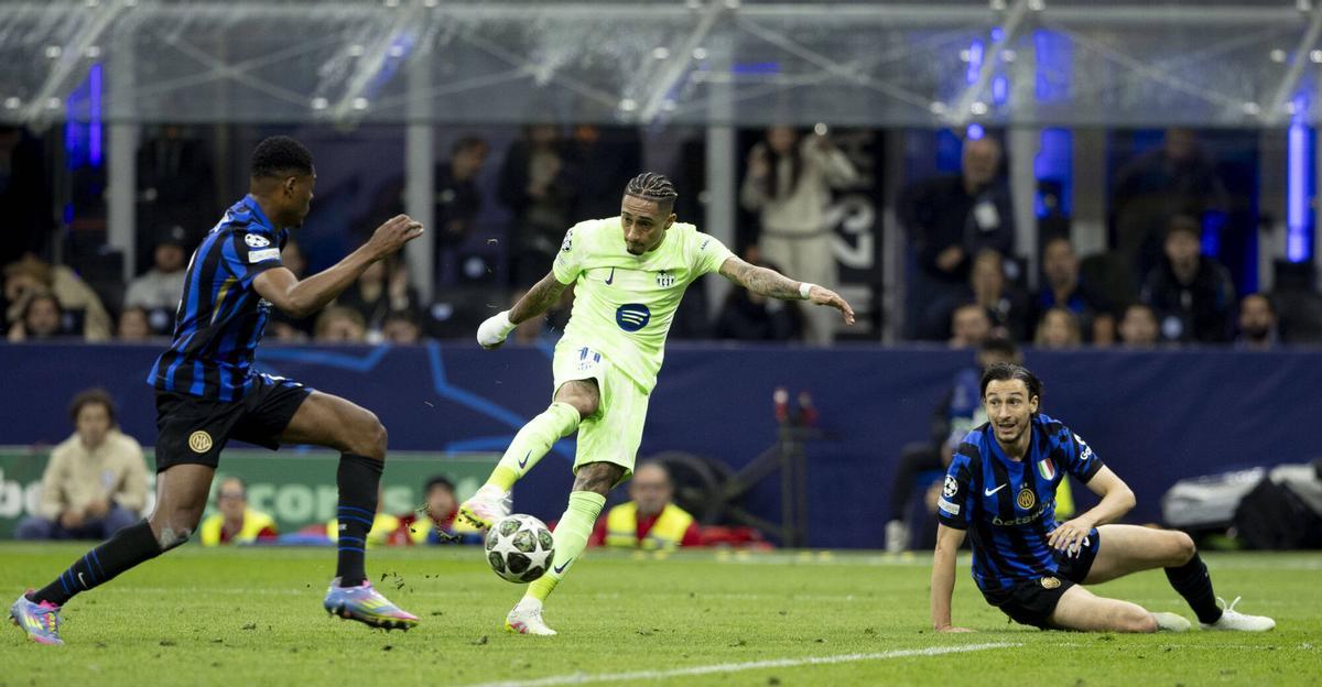 Raphinha suelta el derechazo del 2-3.