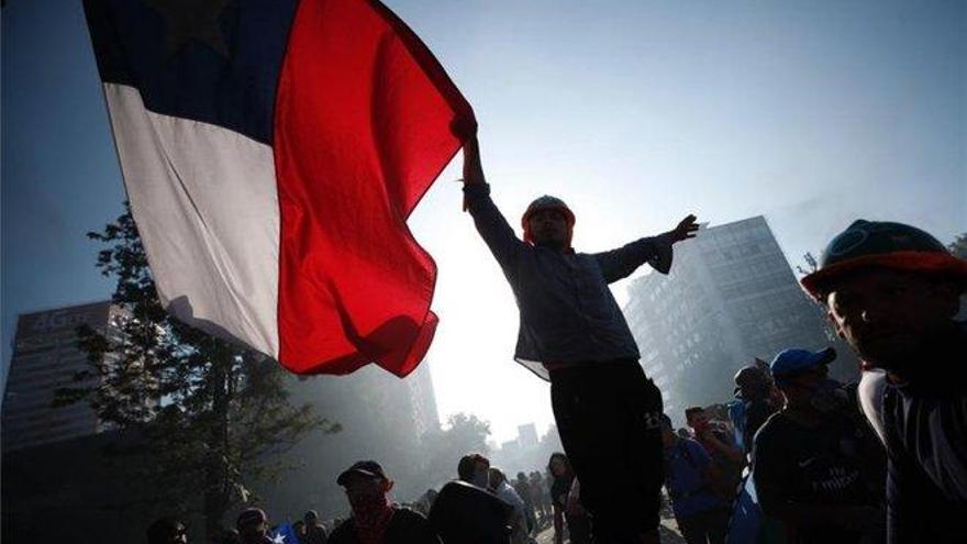 Las protestas y la incertidumbre llevan al peso chileno a su peor crisis cambiaria