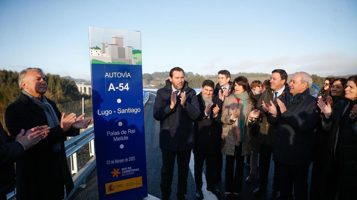 El ministro de Transportes, Óscar Puente, el día de la puesta en servicio del tramo Palas de Rei-Melide, en febrero de 2025.