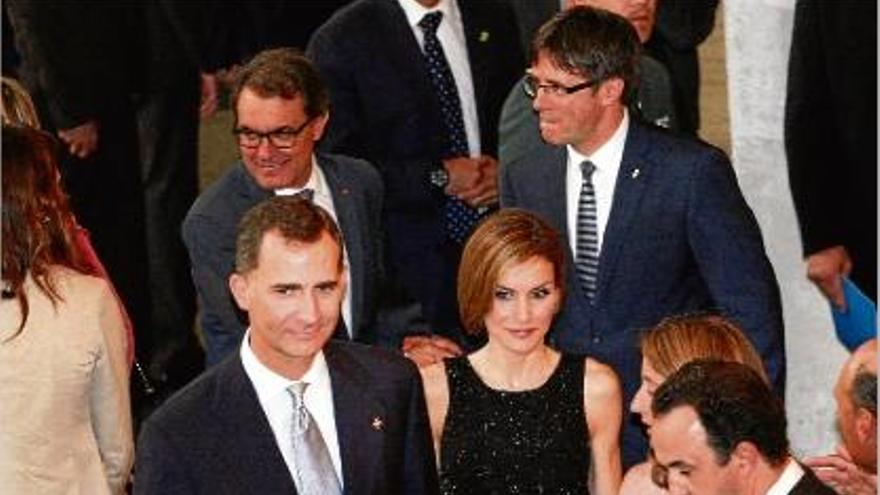 Els reis Felip i Letizia, en primer terme, acompanyats d&#039;Artur Mas i Carles Puigdemont.