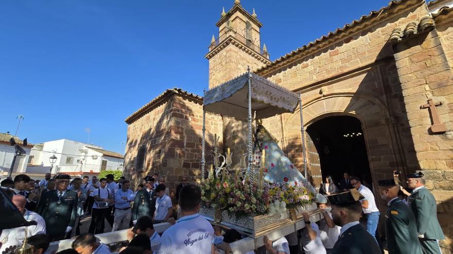 La Virgen del Sol procesiona en Adamuz, el pueblo de la solidaridad