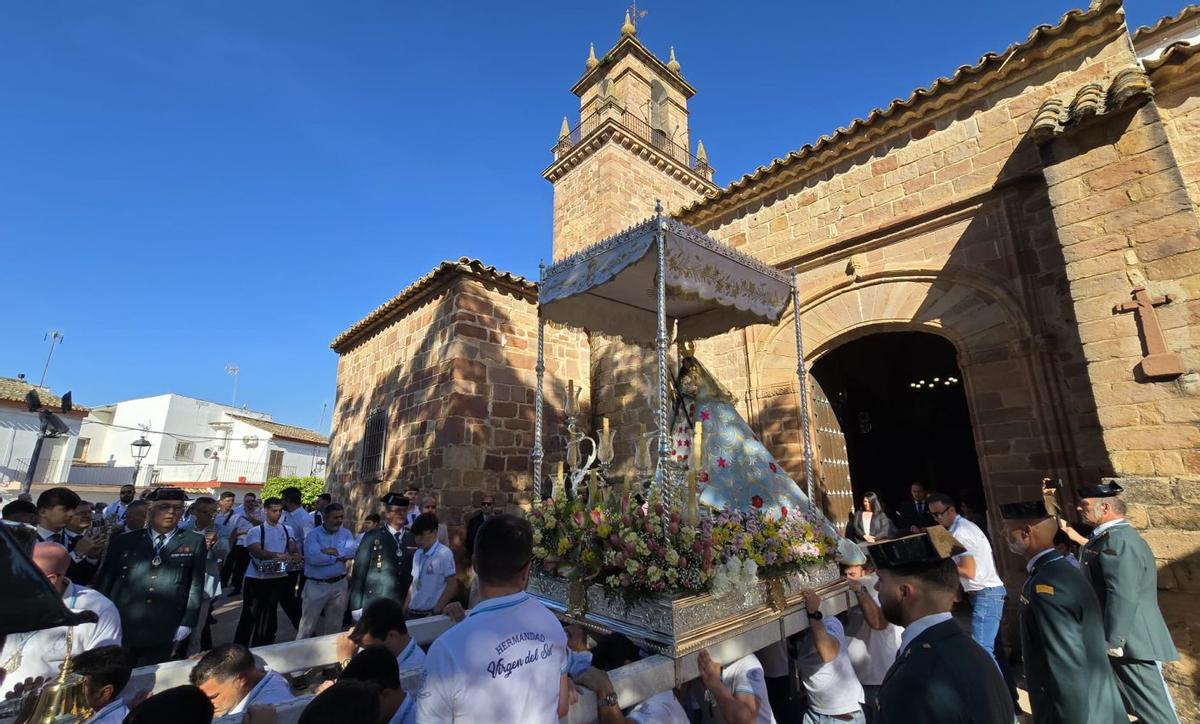 La Virgen del Sol, saliendo de la iglesia de San Andrés sacada  a rodillas por sus portadores.