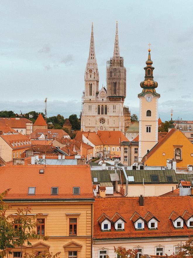 Vista de catedrales y torres de Zagreb