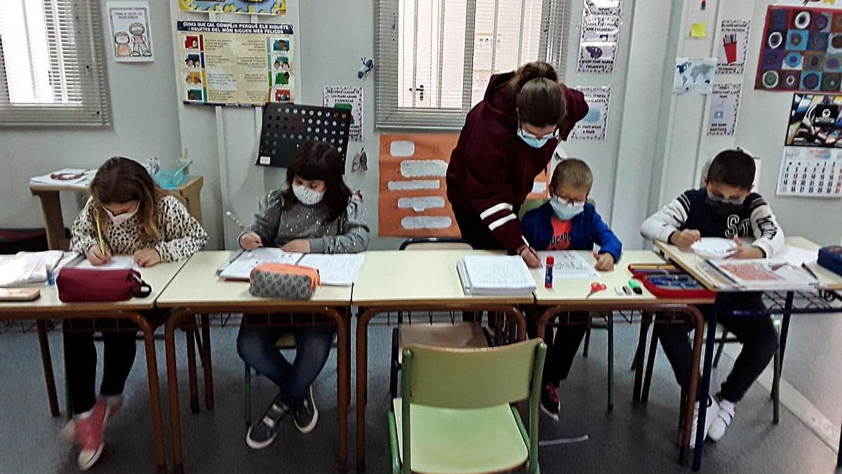 Escolars de Vilanova
d’Alcolea treballen
en grup. levante-emv