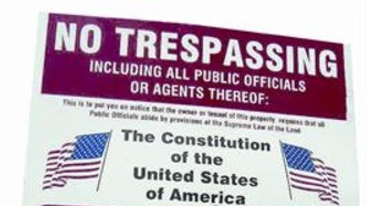 Cartel que algunos Patriotas ponen a la entrada de su propiedad invocando sus derechos constitucionales.