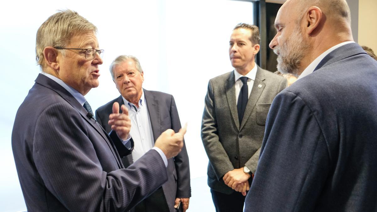 Ximo Puig, Antonio Porta, Rubén Alfaro y Tomás Mayoral al finalizar &quot;Converses de futur&quot;.