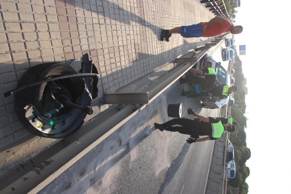 La vía que accede a Málaga capital junto al campus universitaria tenía que ser cortada a la altura del Polígono Alameda por el choque de varios turismos que no dejó heridos de consideración