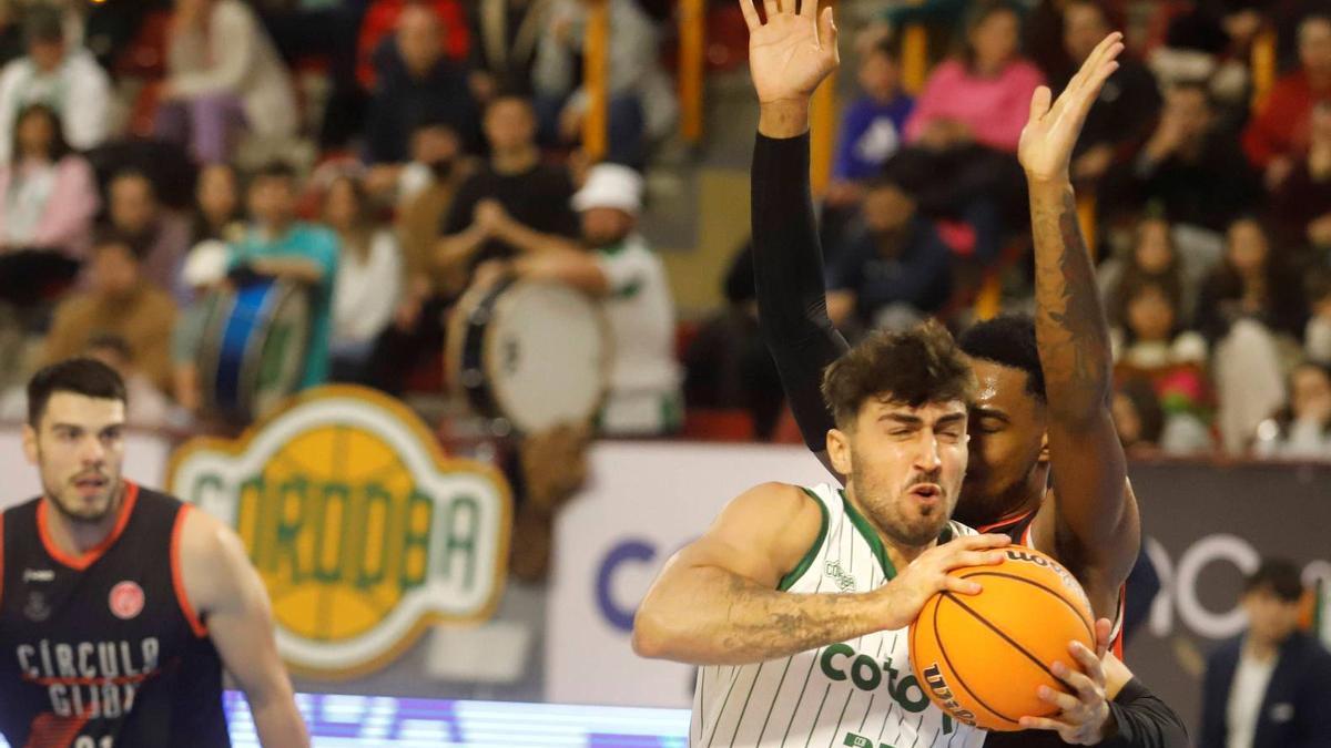 El alero gallego Fernando Bello pugna con un rival.