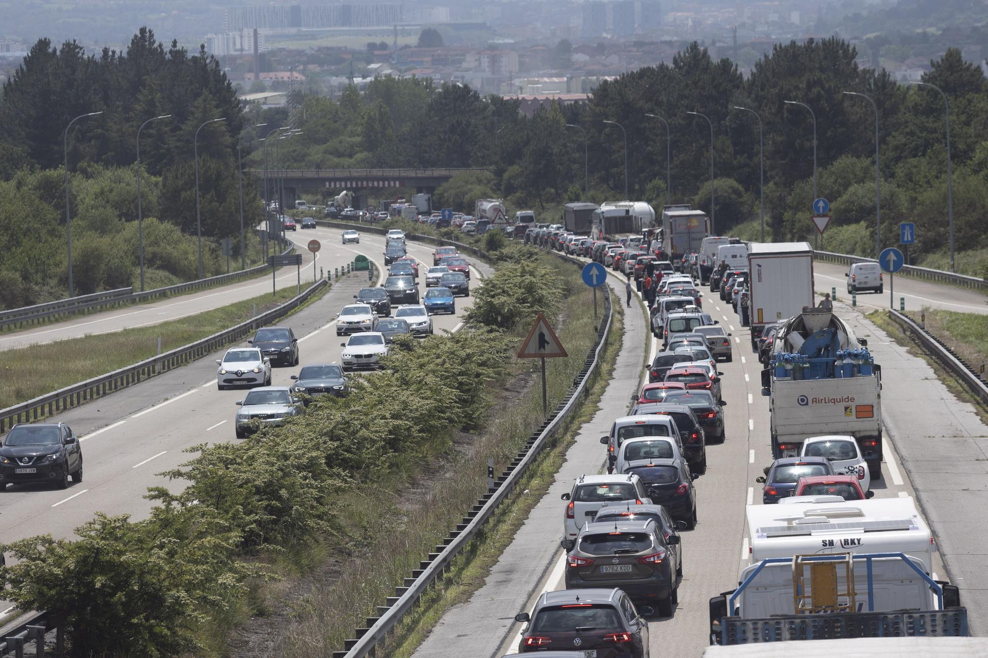 La autopista "Y", de nuevo convertida en una ratonera con un monumental atasco