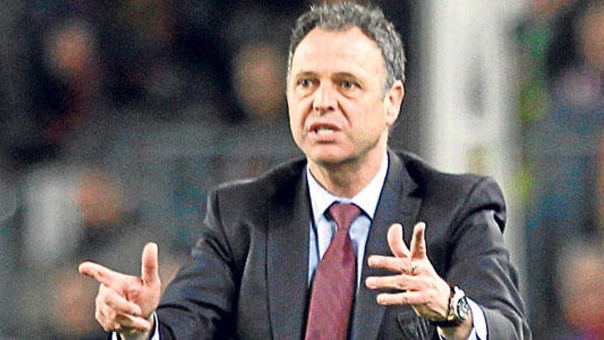 Joaquín Caparrós, dirigiendo al Athletic en el Camp Nou, la pasada temporada.