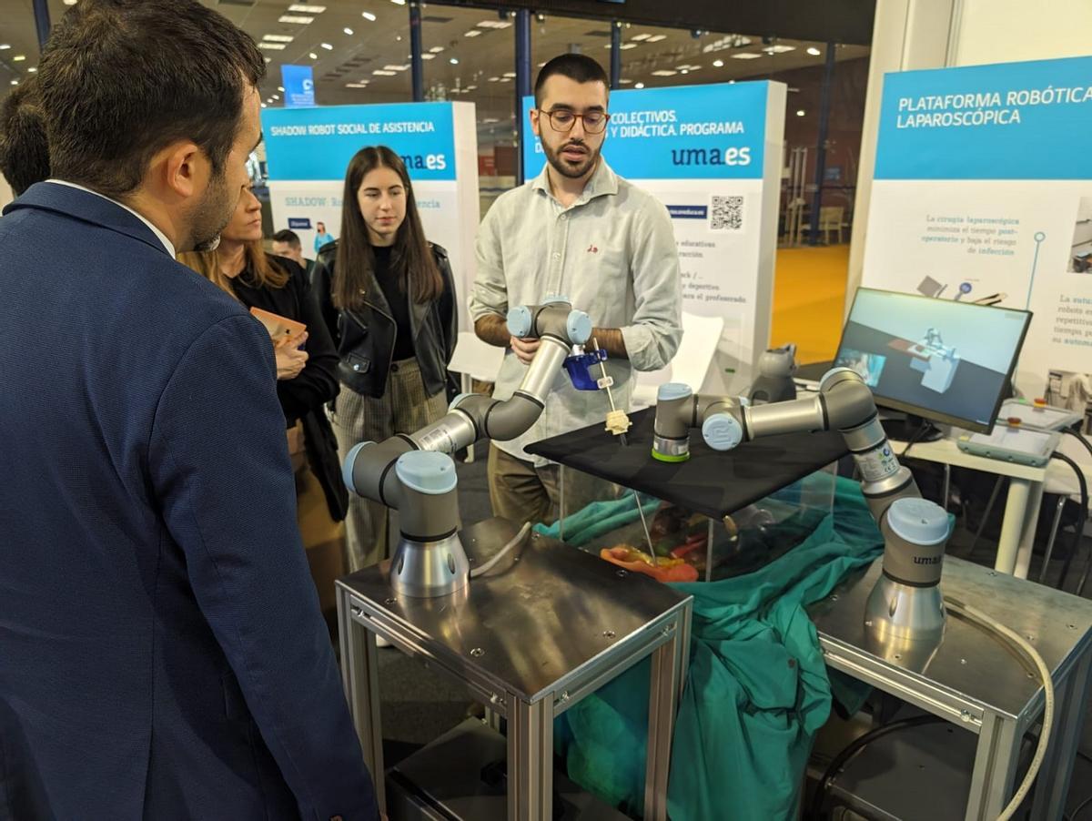 El departamento de Robótica Médica de la Escuela de Ingeniería Industrial de la UMA, con su robot de operaciones.