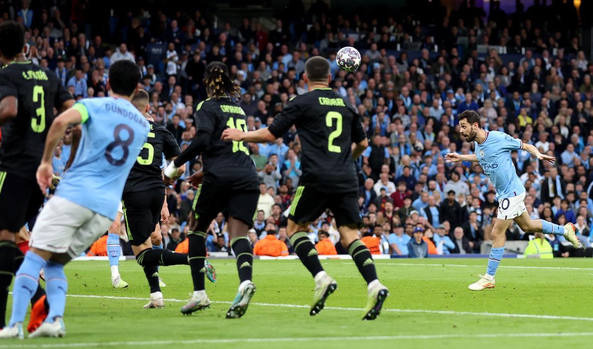 Bernardo Silva cabecea en la acción del segundo gol del Manchester City. 