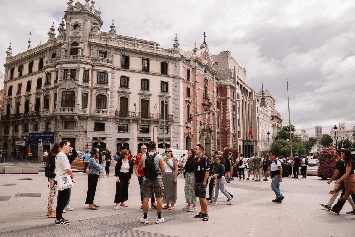 Parada en el Edificio Metrópolis durante el recorrido de Inclusive Tours LGTBI de Madrid.