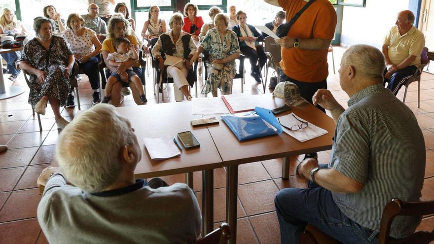 Llamazares (a la izquierda) con Juan Rionda, durante la reunión de ayer con los vecinos | LUISMA MURIAS