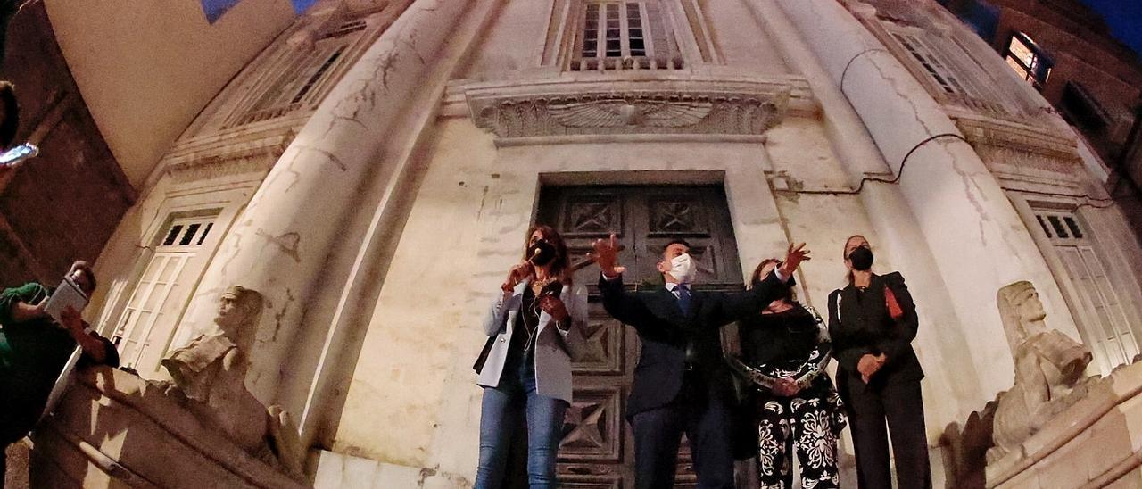 El alcalde de Santa Cruz en una visita realizada al Templo Masónico.