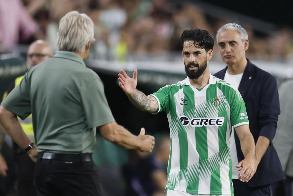 Manuel Pellegrini e Isco Alarcón se saludan tras el cambio del malagueño por Lo Celso durante el Betis-Levante