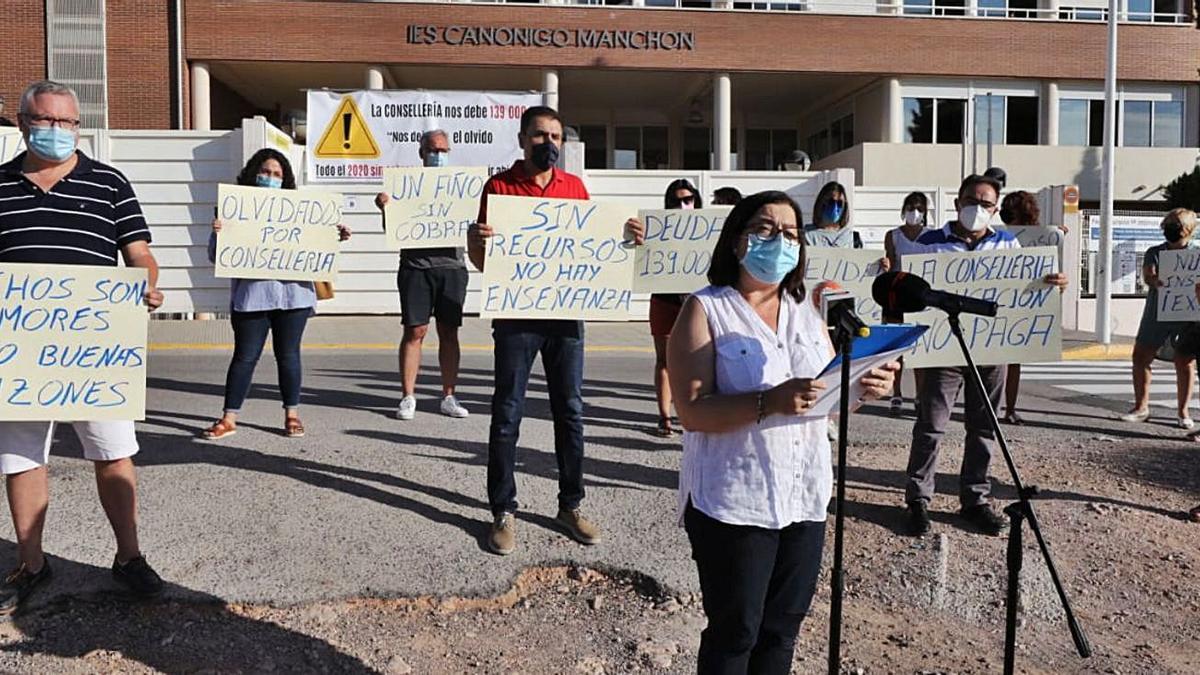 Padres y madres de alumnos del Canónigo Manchón concentrados ayer a las puertas del instituto para exigir el pago de la deuda.  | ANTONIO AMORÓS