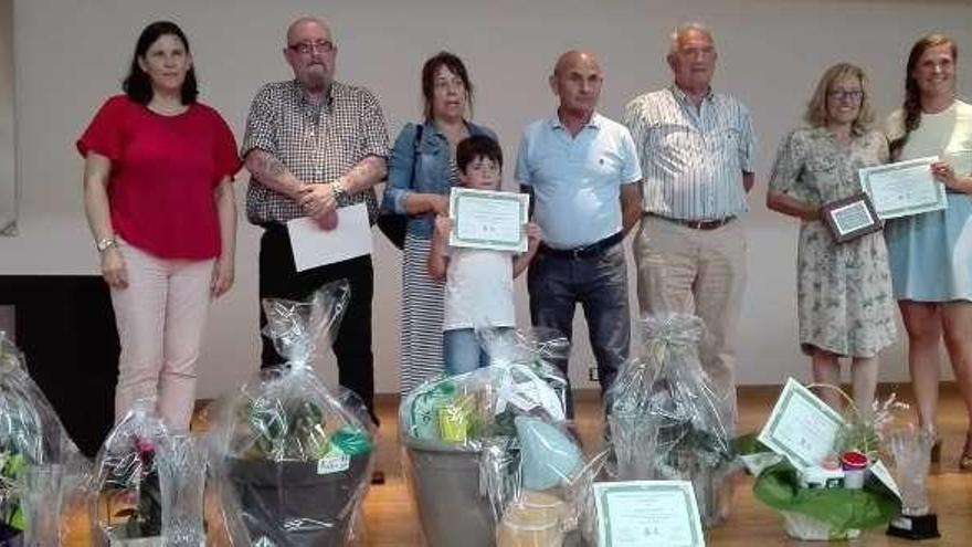 La concejala de Cultura, María José Bode, con los premiados en el XXIII Concurso de Floricultura, ayer.